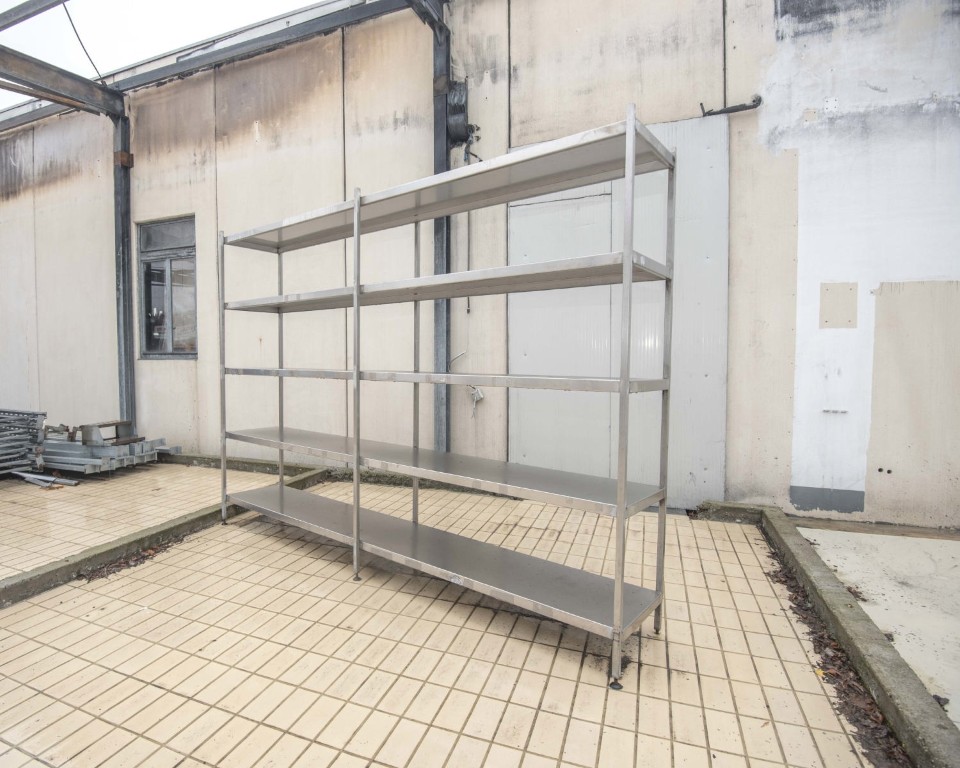 Immagine panoramica di Industrial metal shelving